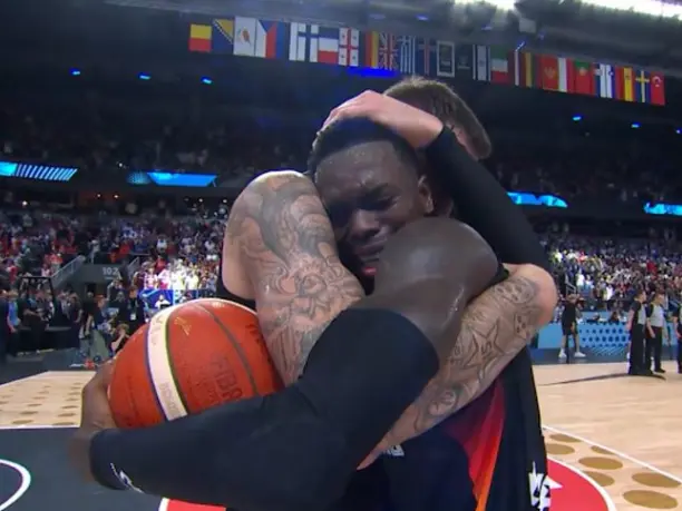 全队浇水庆, 施罗德激动, 领奖大笑露 全队浇水庆, 施罗德激动, 领奖大笑露